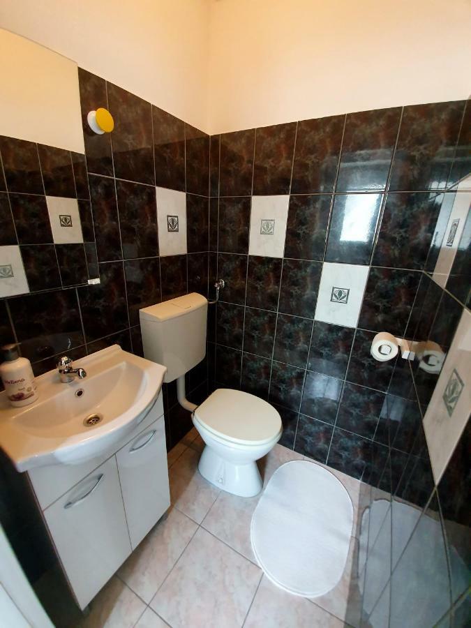 Apartments Lara Drvenik  Luaran gambar