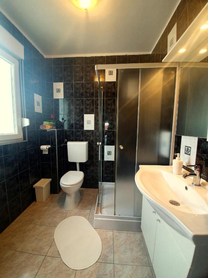 Apartments Lara Drvenik  Luaran gambar
